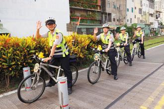搭大黄鸭热台湾高雄骑警载鸭玩偶巡逻(图)