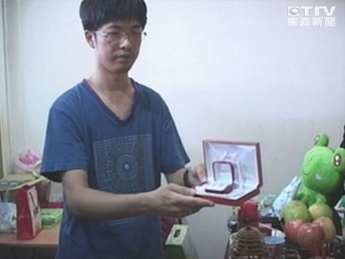 电梯向上爆冲母子命丧电梯家属灵堂放珍珠项链