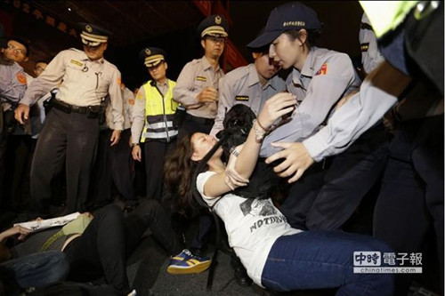大学生在马英九办公楼前抗议几度爆冲突(图)