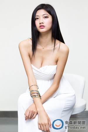 嫩模吴宜桦低胸薄纱装亮相性感十足(图)