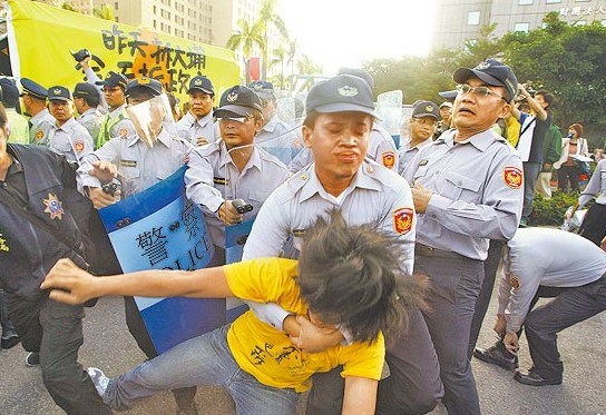 6万人抬棺丢鞋"倒马" 白衫军讥讽蓝绿营分赃