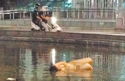 女子水池边全裸洗澡跳舞:我有忧郁症发病就这样