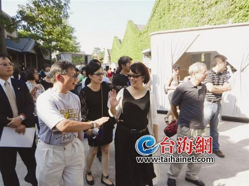 龙应台墨镜连身裙搭外批一身轻松逛“华山”