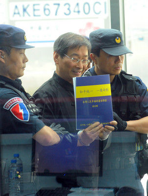 ̨�ڰ�Ԫ��ͦ��Ӣ�Ÿ��Ͽ½����������Ǻڵ��̸�