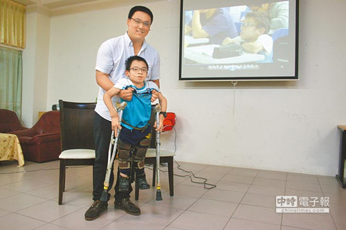 180cm遇上100cm“高矮配”哥俩好(图)