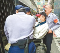 台检警史上最大贪渎案缠讼18年被告坐轮椅入监