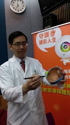 老翁书法越写越歪原来是老年性黄斑部病变
