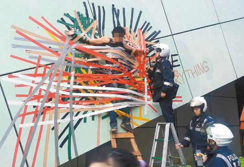 男子将自己粘在墙壁向女友告白致己无法自拔(图)