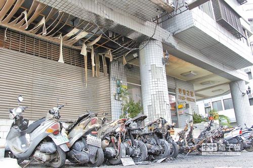迎娶队伍放鞭炮起火警致17辆摩托车全烧毁(图)