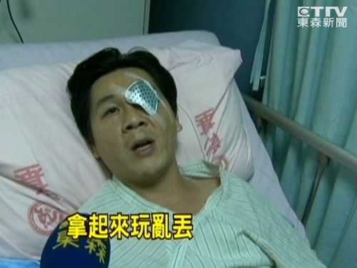 逛夜市被飞镖射中男子眼球破裂泪流不止(图)