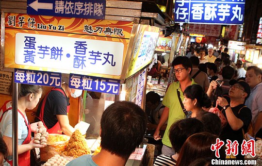 台湾摊主的夜市人生:铜板堆出金钻