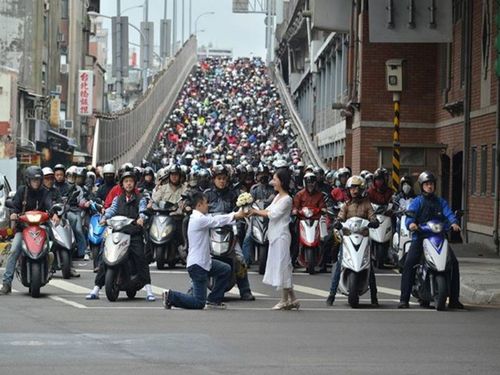 台北桥下“快闪”求婚仅用红灯100秒成功(图)