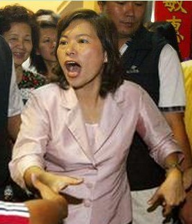 施政质询议员倒鞋抗议嘉义市长率主管离席(图)