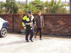 男子酒驾撞人躲回家父母妻子争相“自首”顶罪