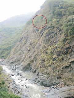 男子疑自杀开车坠谷目击者称如电影场面(图)