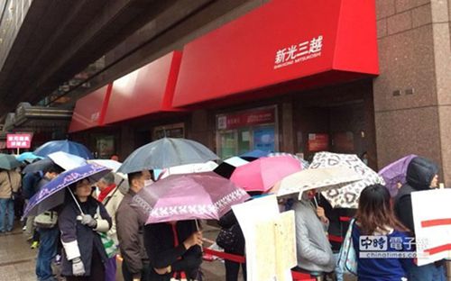9℃寒流来袭台湾民众排队抢购羽绒服(图)