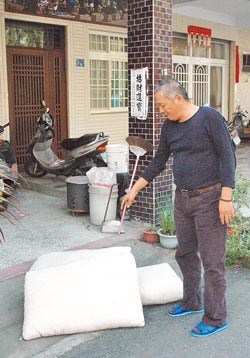情绪失控少年跳楼轻生警员拿3抱枕救回一命(图)
