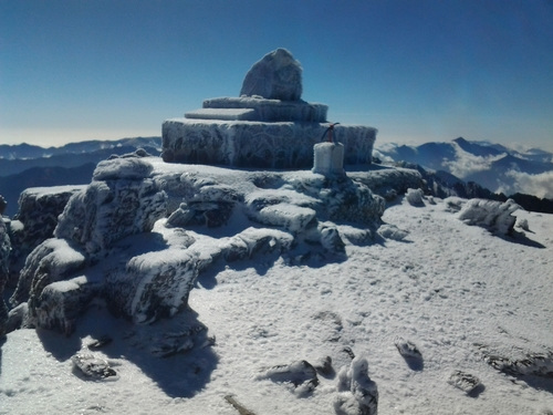 台湾高山急冻合欢山见飘雪气温直逼零下8度(图)
