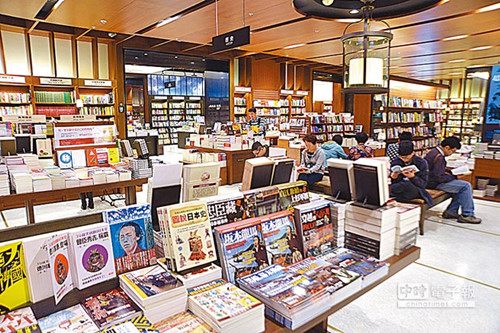 陈德铭访台期间夜逛诚品书店2小时钟情DIY书籍