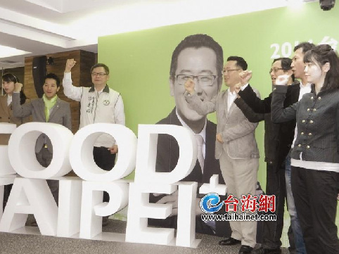 绿营“立委”顾立雄发表参选政见紧张得满头大汗