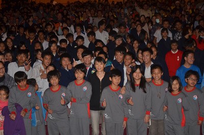 马英九夫人陪学童看抗癌影片勉励学童爱生命