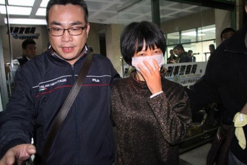 学生被囚虐18天致死“教主”双眼红肿上囚车