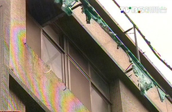 台女子疑梦游从6楼跳下跌坐马路摩托车救命(图)