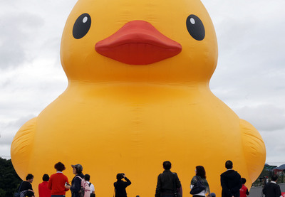 ̨��һ�Ż���վ��������ʮ�����ѻ�ɫСѼ����