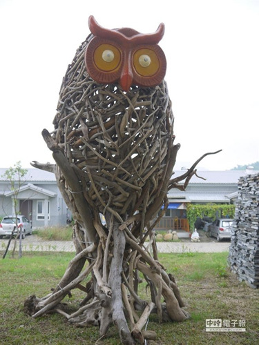 用800公斤漂流木耗时5天 3米半高猫头鹰伫立高雄