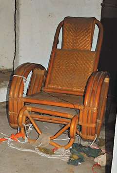 苏姓男子被张瑞庆等人押到基隆市太白街空屋,捆绑在椅子上殴打