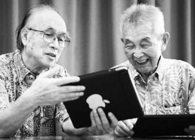 银发族也成“手机控”台湾流行“智能爸妈”