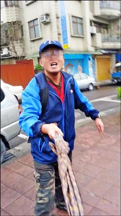 吐痰男子袭击狂骂女学生事后每天“步步惊心”