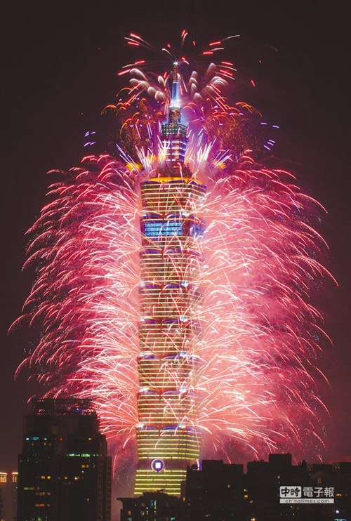 台北璀璨101烟火迎新年百万人同欢(图)