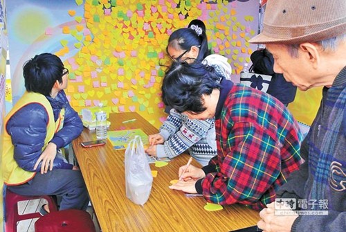 许愿墙变灵堂民众留言慰问大黄鸭期待复活(图)