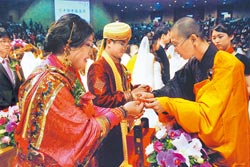 星云法师为百对新人证婚:赞美像强力胶黏住彼此