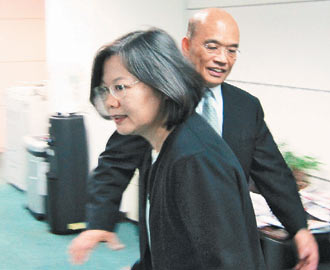 据台湾《联合晚报》报道,在新年第一天,民进党前主席蔡英文1日上午在