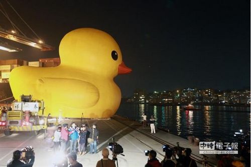 大黄鸭重拾萌样3日重游基隆港(组图)