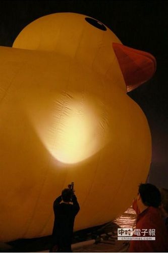 大黄鸭重拾萌样3日重游基隆港(组图)(3)