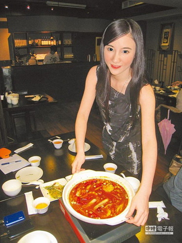 工作机会锐减台大高学历美女为生活到火锅店打工