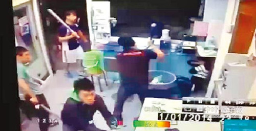 只因少找73元台5名恶少持棍棒打人砸店(图)