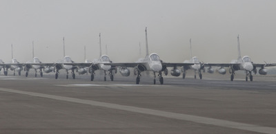 台空军实兵模拟对机场攻击场面逼真(图)