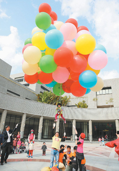 台版“飞屋环游记”:女孩绑100个气球升空