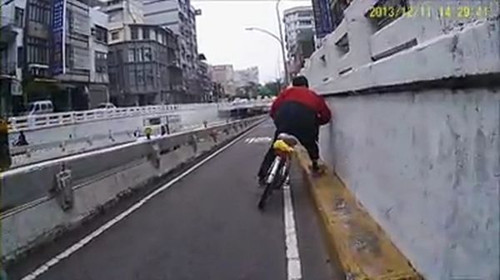 台湾男子酒后骑车歪歪撞撞引网友点阅(图)