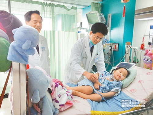 4岁女童车祸后四肢瘫痪奇迹摇头令母亲惊喜(图)