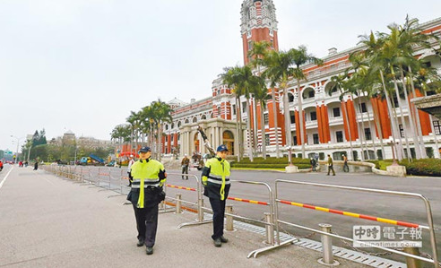 ��ǿά����Ӣ�Ű칫¥ǰ���°׹���������ְ�