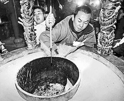 台湾过年民俗素描:万众“抢头香”挤挤挤(图)