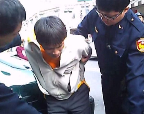 男子过年缺钱飞车抢劫遭警民联手制伏(图)