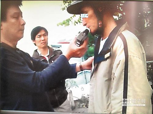 醉汉酒驾搭讪警察要借烟自投罗网被法办