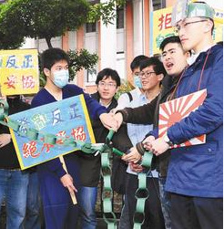 台微调历史课纲引争议蓝绿阵营会上对决吵成一团