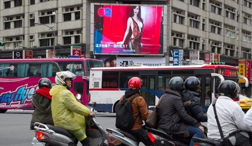 ̨��һ�������Ůģ�����ǻ���·��ͣ��������